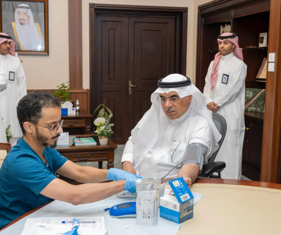 أمين المنطقة الشرقية أثناء التبرع