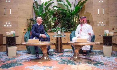 سمو ولي العهد يلتقي رئيس الاتحاد الدولي لكرة القدم