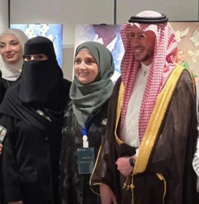 حنان الأعرج.. “ملكة الأوراق” تُوقّع معاهدة الشمس بين نخيل الجزيرة وياسمين الشام