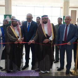 الشاعر – عبدالآلٰه دشيشه يفتتح معرض “ألوان بلا قيود”