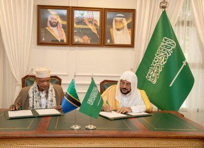 تتضمن التعاون بإقامة دورات تدريبية للخطباء والأئمة والدعاة في مجال الدعوة والإرشاد وزير الشؤون الإسلامية ومفتي جمهورية تنزانيا يوقعان مذكرة تفاهم في مجالات الشؤون الإسلامية