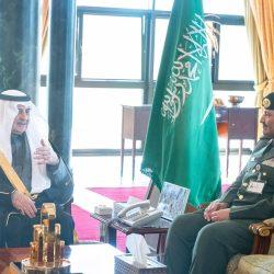 أمير تبوك يكرم شقيقين لأمانتهم ويقدم لهما مكافأة مجزية