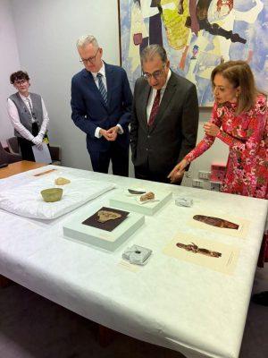 استراليا تسلم 17 قطعة اثرية نادرة إلى مصر تعود لحقب تاريخية مختلفة