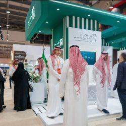 رئاسة الشؤون الدينية تقوم بتوعبة وتوجيه زوار بيت الله الحرام من خلال توزيع الكتيّبات العلمية والتوجيهية