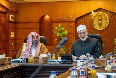 وزارة الشؤون الإسلامية والأزهر تناقشان تنظيم ندوات علمية مشتركة دورية لتعزيز الوعي الديني الصحيح ومواجهة الأفكار المنحرفة خلال الاجتماع الخامس للجنة التنسيقية المشتركة بين الجانبين الذي عقد بالقاهرة