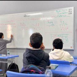 معالي رئيس الشؤون الدينية يطّلع ميدانيًا على جهود إجابة السائلين ومنظومة الشاشات التفاعلية ويؤكد تعزيز الإرشاد الديني بالمسجد النبوي