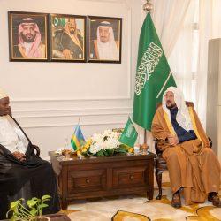 فيما تحولت منصة التوقيع إلى عيادة -استشارات طبية – د. زكريا حمزة الهوساوي يدشن كتابه مسيرتي مع طب الاطفال في المدينة المنورة و توفيق بلو يؤكد: تجربتي في تحرير الكتاب ممتعة