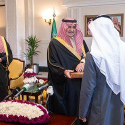 أمير تبوك يتسلم التقرير السنوي لجوازات المنطقة