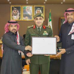 فرع هيئة الهلال الأحمر بمنطقة الجوف يسلم مكتب التنمية الاجتماعية بدومة الجندل “شهادة امتثال” ضمن مشروع معاذ