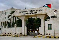 الدفاعات الجوية الإماراتية تعلن التصدي لمزيد من الصواريخ والمسيرات الإيرانية