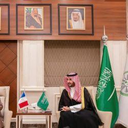 الجنيه الإسترليني ينخفض مقابل الدولار الأمريكي واليورو