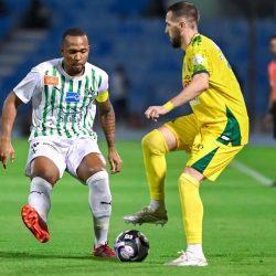 الهلال يكسب ضمك بصعوبة في الدوري السعودي