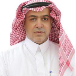 شاب سعودي يكتب درساً جديداً في الشهامة على طريق الحاير وسط العاصفة