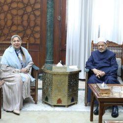 الرئيس عبد الفتاح السيسى يضع اكليل من الزهور على النصب التذكاري لشهداء القوات المسلحة