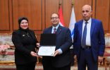 رئيس جامعة كفر الشيخ بجمهورية مصر العربية يسلم شهادة التميز الحكومية في تمكين المرأة لنائب رئيس الجامعة لشئون خدمة المجتمع وتنمية البيئة.