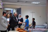 رئيس جامعة كفر الشيخ يطمئن بجمھورية مصر العربية على المرضي الفلسطينيين من مصابي قطاع غزة بالمستشفى الجامعي
