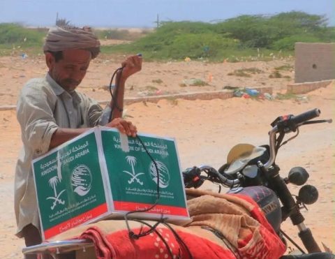 مركز الملك سلمان للإغاثة يوزع (720) سلة غذائية في مديريتي قشن وحصوين بمحافظة المهرة
