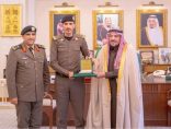 أمير القصيم يُكرِّم مواطنًا ورجلَ أمنٍ تقديرًا لموقفهما الإنساني بمساعدة فتاة سودانية تعرّضت لحادثٍ مروري