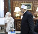 شيخ الأزهر يستقبل الطالبة الإندونيسية «ييلي» ويمنحها فرصة استكمال دراسة الماجستير