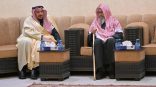 أمير منطقة القصيم يزور سماحة مفتي عام المملكة في منزله بالشماسية