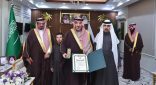 أمير نجران يُسلّم مواطنًا وسام الملك عبدالعزيز من الدرجة الثالثة لتبرعه لشقيقه بإحدى كليتيه