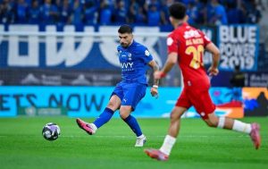 الهلال يكسب ضمك بصعوبة في الدوري السعودي