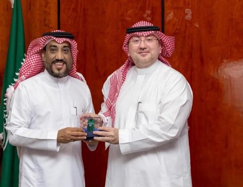 رئيس الاتحاد السعودي لكرة السلة يزور نادي الوحدة ويبحث تطوير اللعبة