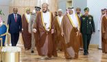 الممثل الخاص لجلالة سلطان عمان يصل الرياض وفي مقدمة مستقبليه نائب أمير المنطقة
