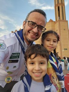 “أوتاد الحب وأشرعة العطاء: ملحمة عائلة الأحمدي الكشفية عبر الأجيال”
