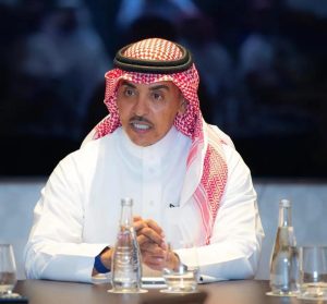 وزير الإعلام يلتقي الوفد الإعلامي المرافق لزيارة سمو ولي العهد للجمهورية الفرنسية
