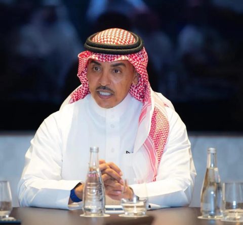 وزير الإعلام يلتقي الوفد الإعلامي المرافق لزيارة سمو ولي العهد للجمهورية الفرنسية