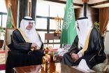 أمير منطقة تبوك يستقبل مدير مطار الأمير سلطان بن عبدالعزيز الدولي
