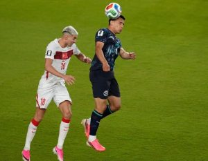 باراجواي يفوز بعشرة لاعبين على تركيا في كأس العالم