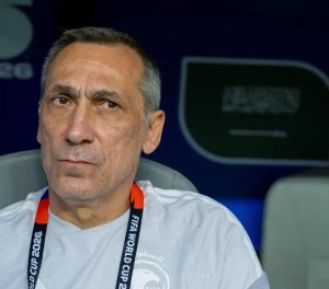 مدرب الأخضر دونيس: لعبنا جيدًا والتراجع سبب التعادل أمام الأوروغواي