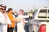 مُحافظ وادي الدواسر يشارك في توزيع وجبات إفطار صائم مع “بر النويعمة”
