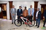 وزير الشباب والرياضة المصري يكرم الطالب الغيني الذي قدم إلى مصر على الدراجة الهوائية للالتحاق بجامعة الأزهر