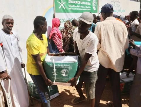 مركز الملك سلمان للإغاثة يوزّع 800 سلة غذائية في محلية كرري بولاية الخرطوم في السودان
