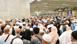 حجّاج بيت الله الحرام يرمون الجمرات الثلاث في ثاني أيام التشريق
