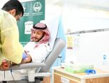 مُحافظ الطائف يتبرع بالدم تفاعلًا مع الحملة الوطنية للتبرع بالدم