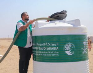 مركز الملك سلمان للإغاثة يضخ (6,000) لتر من المياه في مديرية تبن بمحافظة لحج