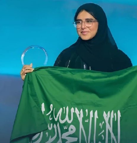 الطالبة السعودية – جنى صالح تفوز بلقب افضل طالبة