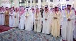 أمير منطقة الرياض يؤدي صلاة الميت على صاحب السمو الأمير خالد بن محمد بن تركي بن عبدالعزيز بن تركي آل سعود
