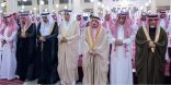 أمير منطقة الرياض يؤدي صلاة الميت على صاحب السمو الأمير فهد بن سعود بن محمد بن مقرن بن مشاري آل سعود