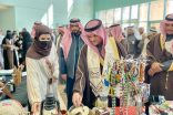 رئيس جامعة تبوك يدشن معرض الفنون البصرية واليدوية بجناح جمعية الثقافة والفنون