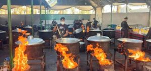 مركز الملك سلمان للإغاثة يمد الأسر الأكثر احتياجًا وسط وجنوب قطاع غزة بـ(24,500) وجبة غذائية ساخنة