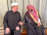” توماش” ما تعلمته بالمملكة في 7 سنوات كان سبباً لنشر قيم الوسطية لبلادي وهو محل فخر واعتزاز مفتي بولندا يعقد جلسة مباحثات مع وكيل الشؤون الإسلامية بحضور سفير المملكة في العاصمة وارسو