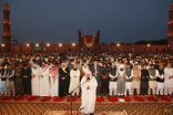 إمام الحرم النبوي يؤم المصلين في المسجد الملكي بمدينة لاهور الذي يعد ثاني أكبر المساجد في باكستان