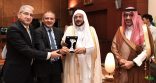مؤسسة الأهرام المصرية تسلم مفتاح الاهرام لوزير الشؤون الإسلامية 