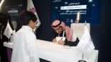 أسامة المسلم” يخطف الأنظار في منصة توقيع الكتب بمعرض جازان للكتاب 2025