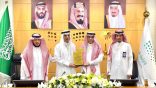 الغامدي يكرم المورقي بعد حصوله على درجة الدكتوراه